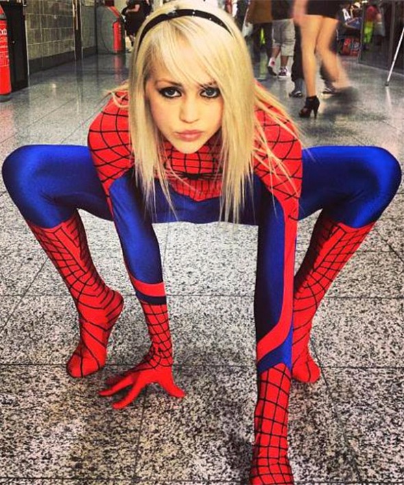 http://cosplaydaily.files.wordpress.com/2013/12/wall-spit-spider-man-girl-2.jpg?w=590
